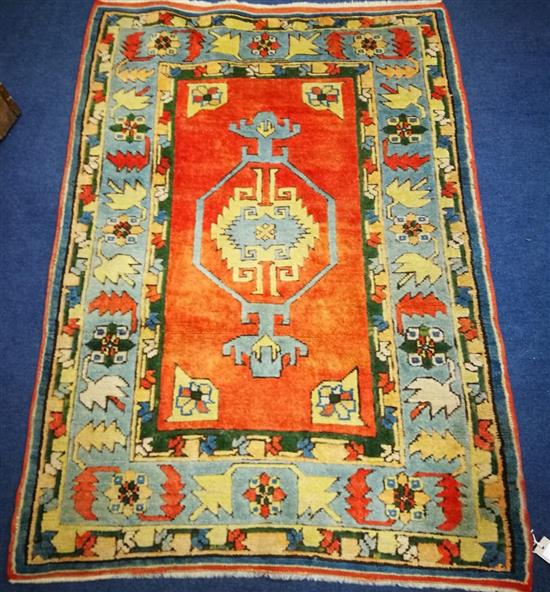 A Turkish rug 135 x 99cm.